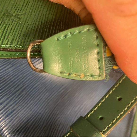 Louis Vuitton epi bicolor bag and green pouch. Good used condition. AR0995 - Picture 4 of 16